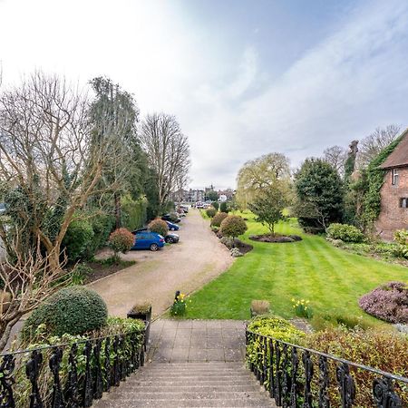 Riverside 1 Bed Basement Flat Near Hampton Court Palace East Molesey Buitenkant foto