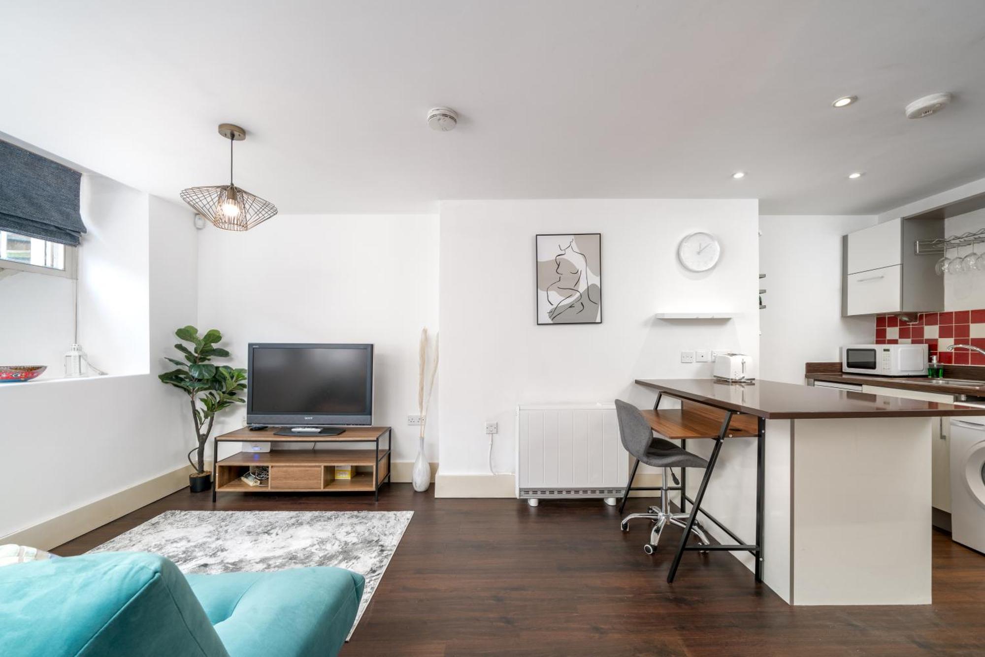 Riverside 1 Bed Basement Flat Near Hampton Court Palace East Molesey Buitenkant foto