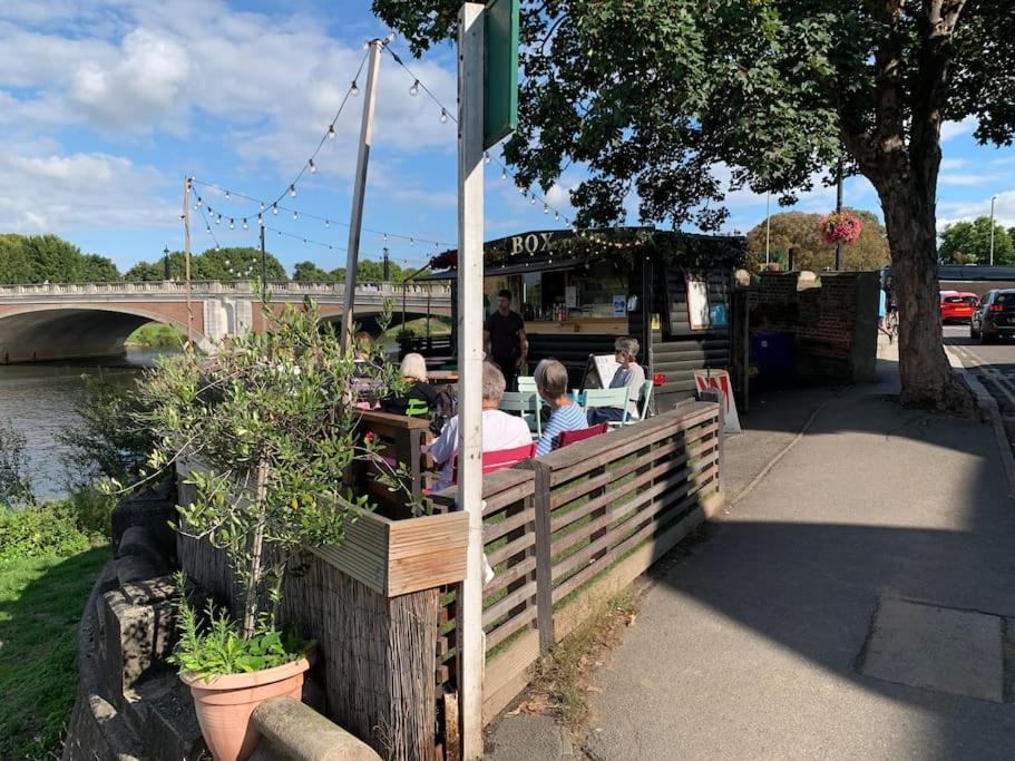 Riverside 1 Bed Basement Flat Near Hampton Court Palace East Molesey Buitenkant foto
